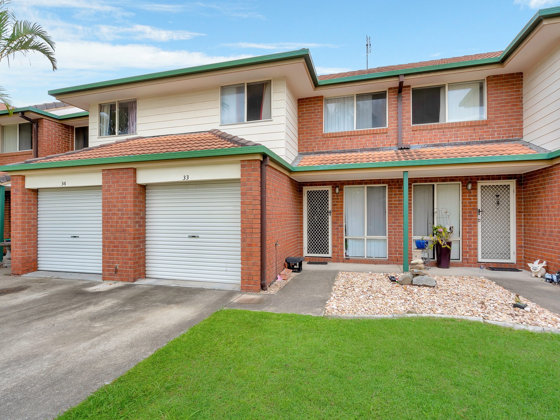 Looking for a 5 Star Investment! 1) Great Tenant, 2) Family friendly facilities,3) Central Location, 4) Low outgoings, 5) Security onsite managed. Unit33