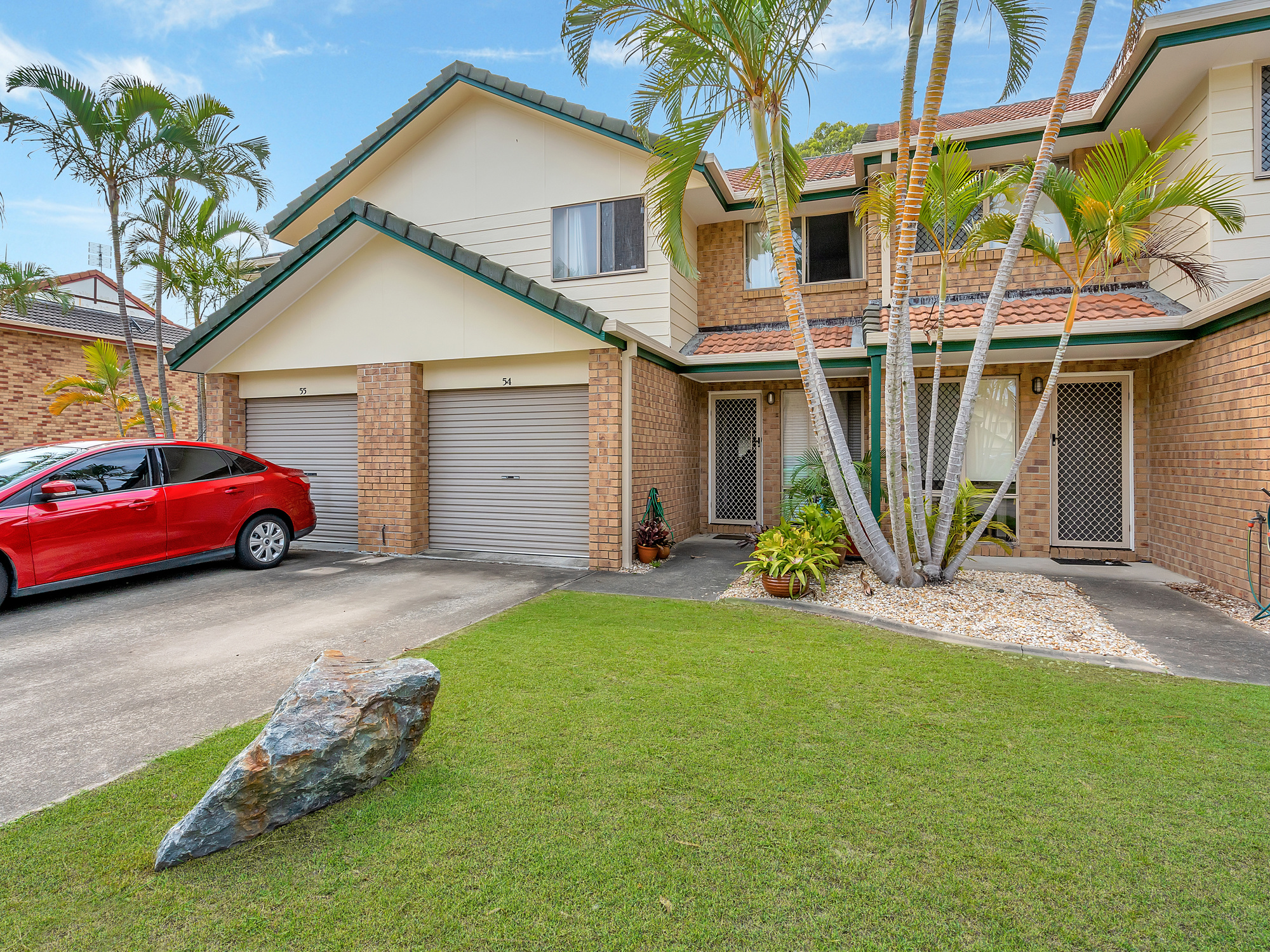LOOKING FOR A 5 STAR INVESTMENT! 1) GREAT TENANT, 2) FAMILY FRIENDLY FACILITIES,3) CENTRAL LOCATION, 4) LOW OUTGOINGS, 5) SECURITY ONSITE MANAGED. unit 54