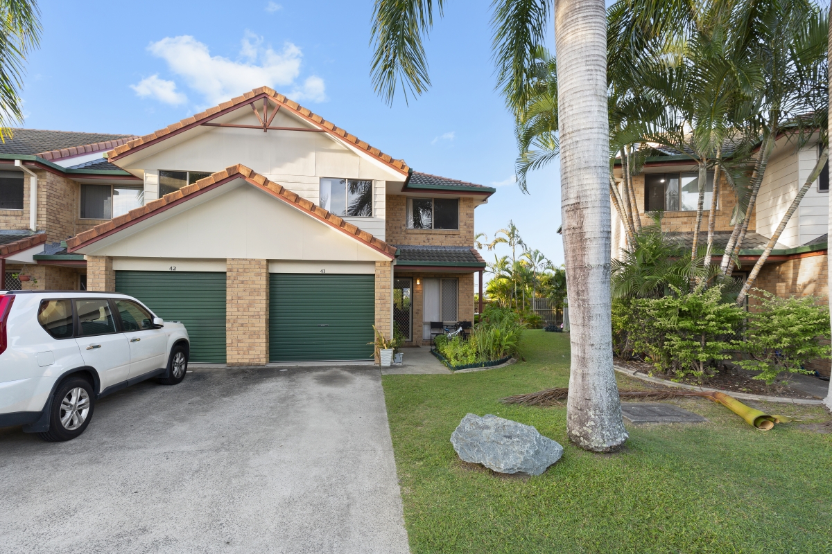 Looking for a 5 Star Investment! 1) Great Tenant, 2) Family friendly facilities,3) Central Location, 4) Low outgoings, 5) Security onsite managed.Unit41