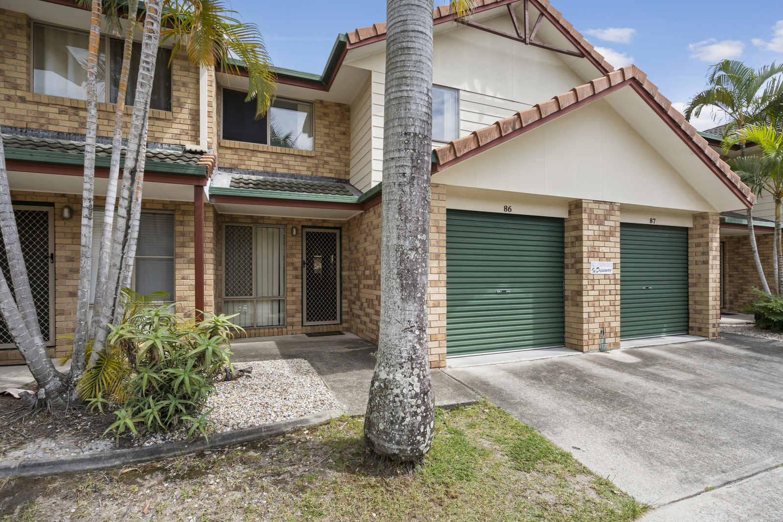 Looking for a 5 Star Investment! 1) Great Tenant, 2) Family friendly facilities,3) Central Location, 4) Low outgoings, 5) Security onsite managed.