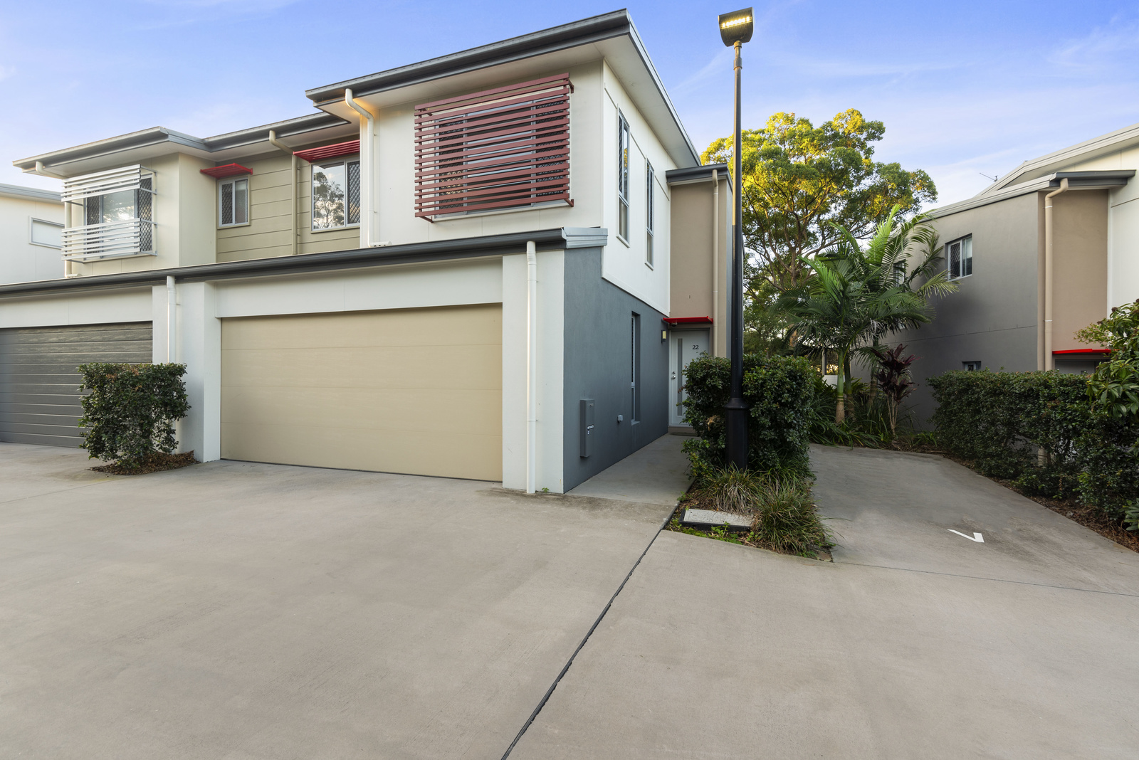NEAR NEW – IMMACULATE HOME – TURN KEY ENJOY