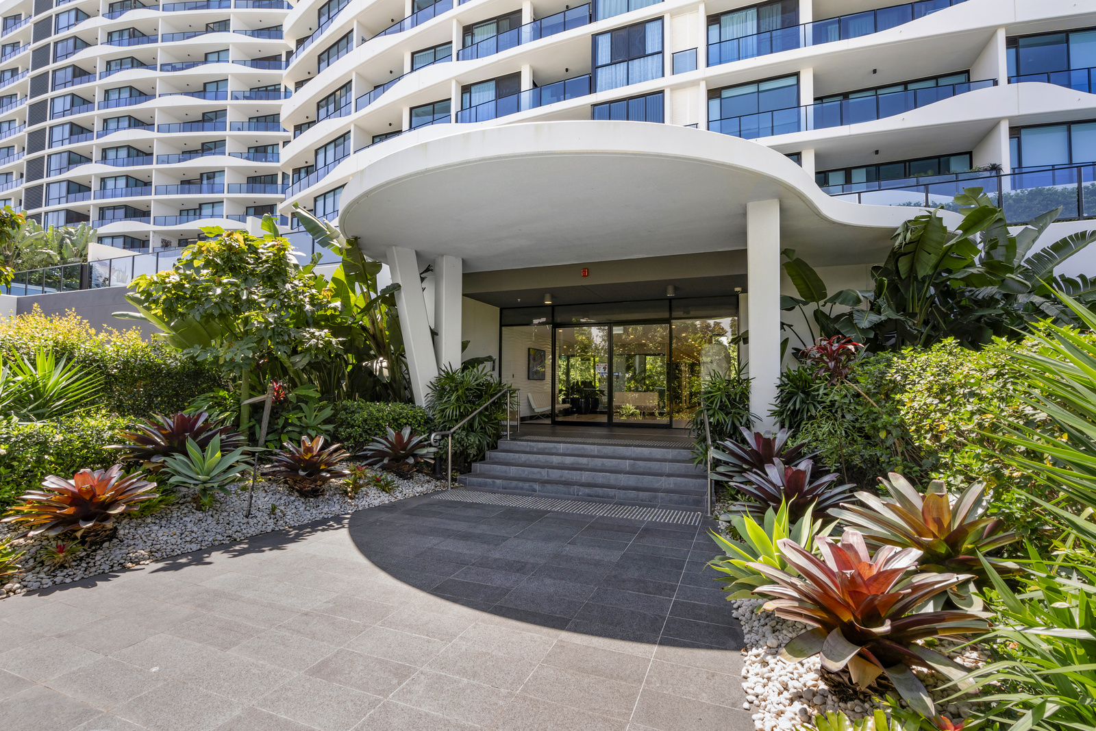 1 BEDROOM -HARBOURSIDE COURT Â  STONE THROW AWAY TO HARBOUR TOWN