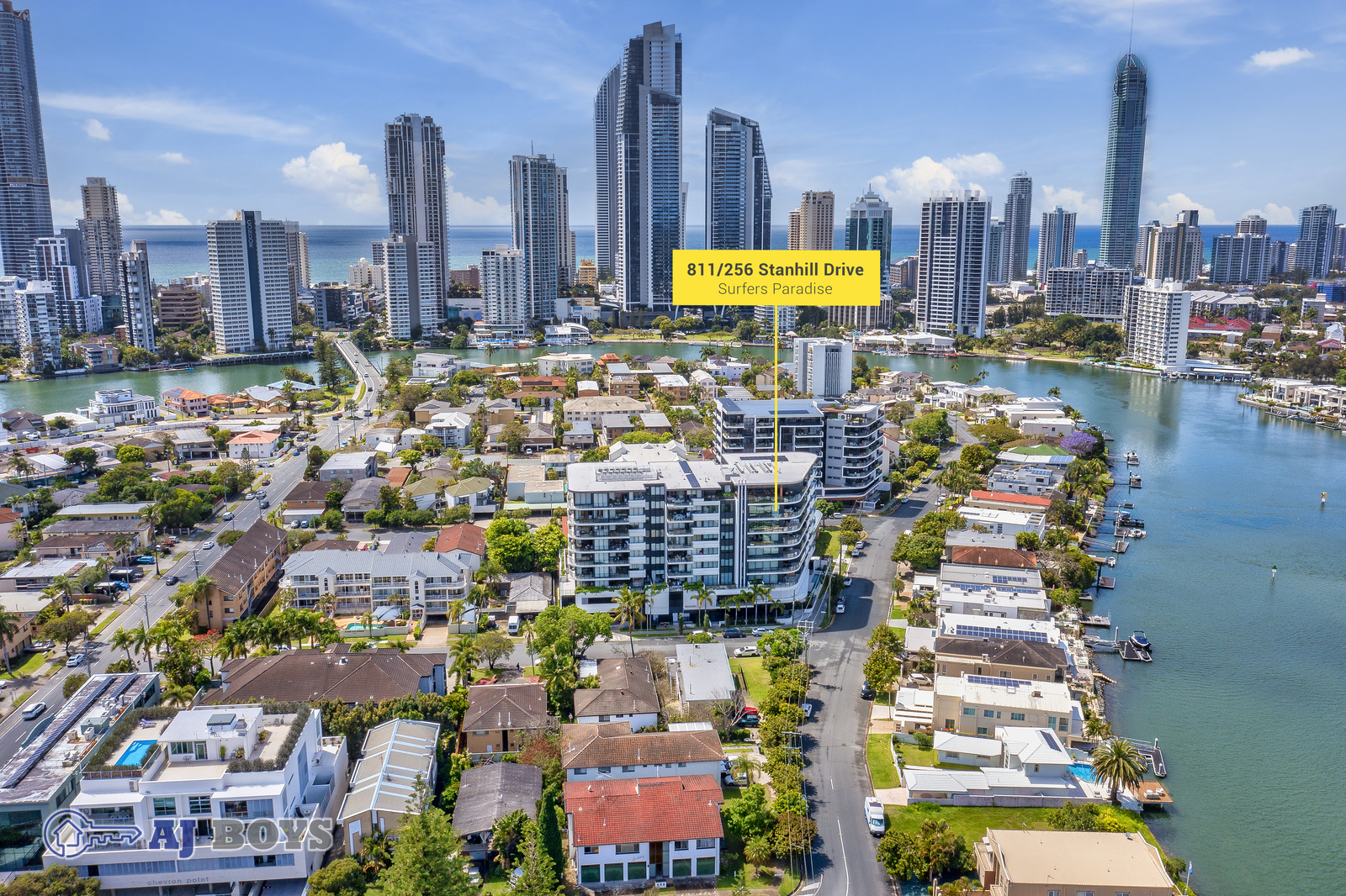 Chevron Islands Apartment – Stylish & Sophisticated with Skyline, City & hinterland Views