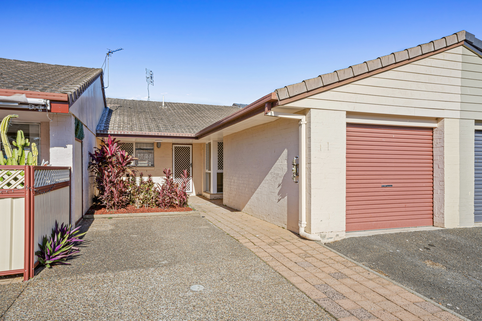 Vacant, great value villa in central location