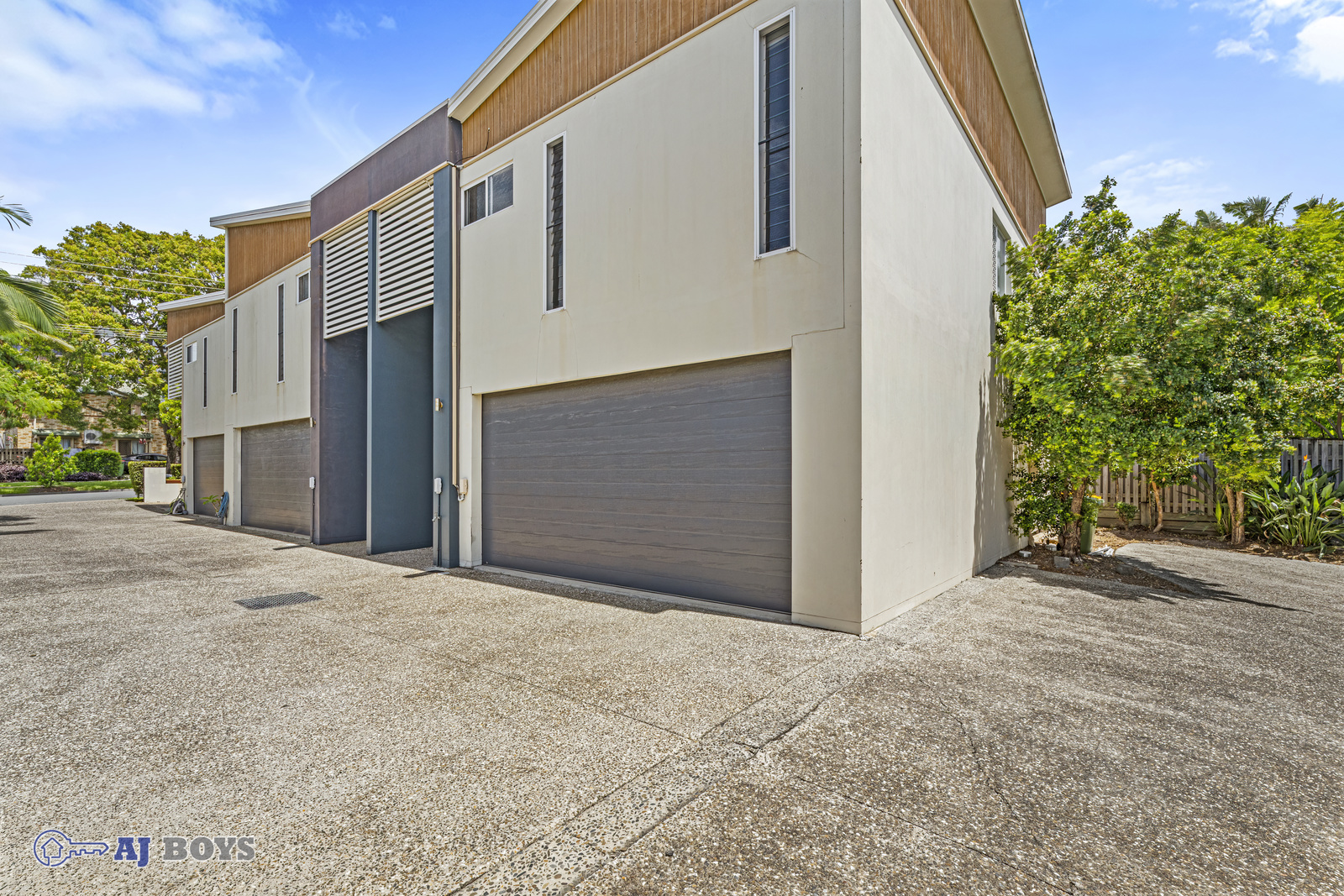 Spacious Modern Freshly painted Townhouse with new carpet in Prime location